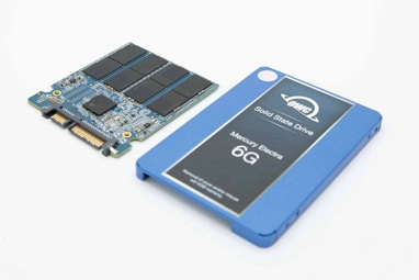 Comparison of the inner components and outer cover of a SATA SSD, showing the internal memory chips and controller versus the external casing.